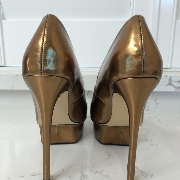 Surprisingly comfy! Metallic platform heels - Picture 4 of 6